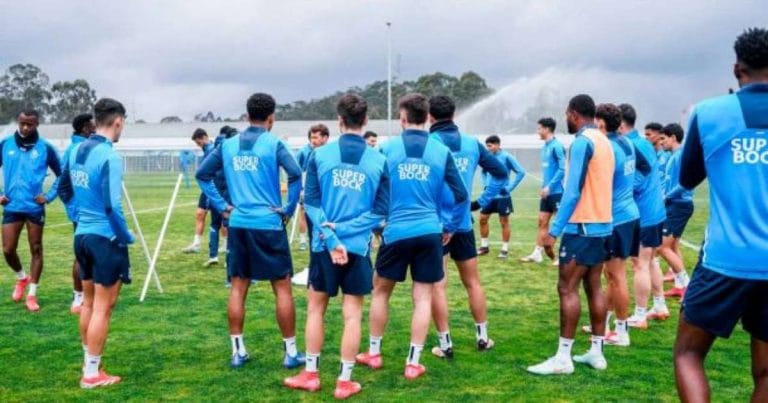 Porto e Benfica se enfrentam no Estádio do Dragão em jogo decisivo pelo Campeonato Português. O Benfica lidera junto ao Sporting, enquanto o Porto busca vitória para se manter na briga. Transmissão pela ESPN4 e Disney+. Destaques: Di María no Benfica e trio ofensivo do Porto. Jogo promete ser emocionante.