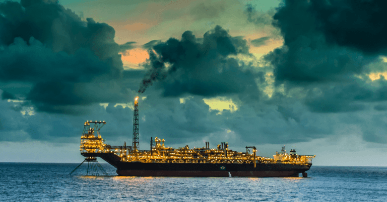 A PRIO registrou queda de 3,5% na produção de petróleo em março, atingindo 104,8 mil barris/dia, devido a problemas operacionais nos campos Polvo, Tubarão Martelo e Albacora Leste. Aguarda autorização do Ibama para reparos em poços paralisados, enquanto o mercado monitora impactos financeiros e regulatórios.