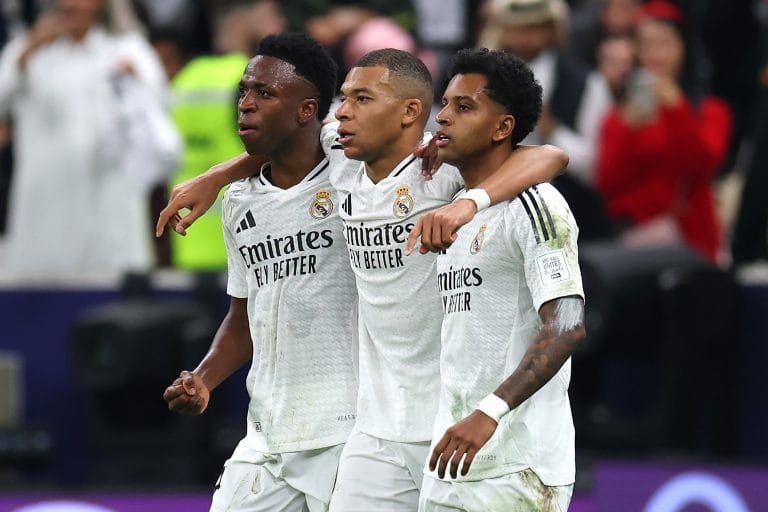 Real Madrid e Arsenal se enfrentam nas quartas da Champions League no Emirates Stadium, transmitido pelo SBT, TNT e Max. Equipes em grande fase: Arsenal com jogo organizado, Real Madrid com experiência. Destaques como Vinicius Jr. e Ødegaard podem decidir. Expectativa de jogo equilibrado e eletrizante.