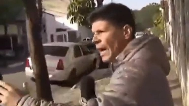Repórter do SBT, Rodrigo Garavini, foi repreendido por um policial durante cobertura ao vivo de um crime em SP. O bate-boca, exibido no programa, viralizou e reacendeu debates sobre os limites da imprensa em cenas policiais. Nem SBT nem PM se pronunciaram oficialmente.