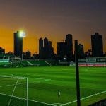 Goiás enfrenta Amazonas na estreia da Série B 2025 nesta sexta (4), às 19h, no estádio Hailé Pinheiro. Transmissão exclusiva pelo Disney+, com atualizações ao vivo no CNN Esportes. Jogo promete ser equilibrado, com Goiás buscando retorno à elite e Amazonas estreando na competição.