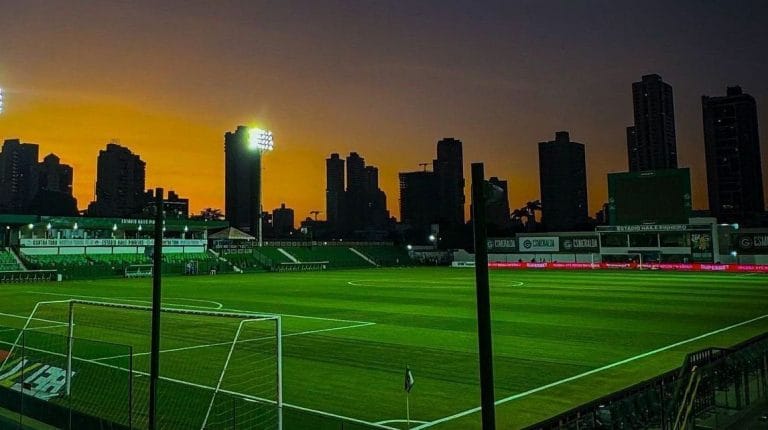 Goiás enfrenta Amazonas na estreia da Série B 2025 nesta sexta (4), às 19h, no estádio Hailé Pinheiro. Transmissão exclusiva pelo Disney+, com atualizações ao vivo no CNN Esportes. Jogo promete ser equilibrado, com Goiás buscando retorno à elite e Amazonas estreando na competição.