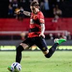 Sport enfrenta Palmeiras na Ilha do Retiro neste domingo (6), às 18h30, pela 2ª rodada do Brasileirão 2025. Transmissão pela Record, CazéTV e Premiere. Com ingressos esgotados, o Sport busca sua primeira vitória após empate na estreia. Arbitragem de Bruno Arleu de Araújo-RJ.