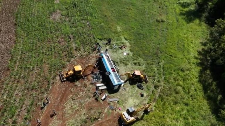 Quatro vítimas do acidente com ônibus da UFSM permanecem internadas, duas em estado grave. O veículo tombou em Imigrante (RS), deixando sete mortos. Entre os feridos, professores e alunos, como Denise Cunha e Emerson Santos. A causa do acidente, que interditou a rodovia, ainda é investigada.