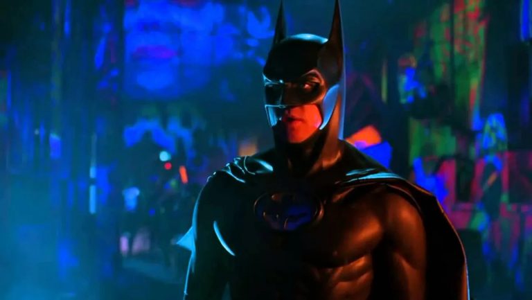 **Resumo:** *Batman Eternamente* (1995), dirigido por Joel Schumacher, abandonou o tom sombrio da franquia por um visual kitsch, com vilões exagerados e cenários neon. Val Kilmer interpretou um Bruce Wayne introspectivo. Apesar de críticas mistas, foi sucesso comercial e hoje é um ícone pop dos anos 90. (50 palavras)