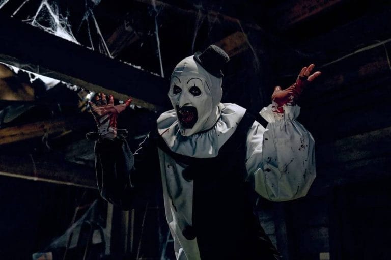 O diretor Damien Leone planeja encerrar a franquia *Terrifier* com um quarto filme, concluindo a história do vilão Art, o Palhaço. *Terrifier 3*, já lançado em alguns países, teve boa bilheteria e crítica. A estreia no Brasil está próxima, e um possível quarto filme mantém os fãs em expectativa. (50 palavras)