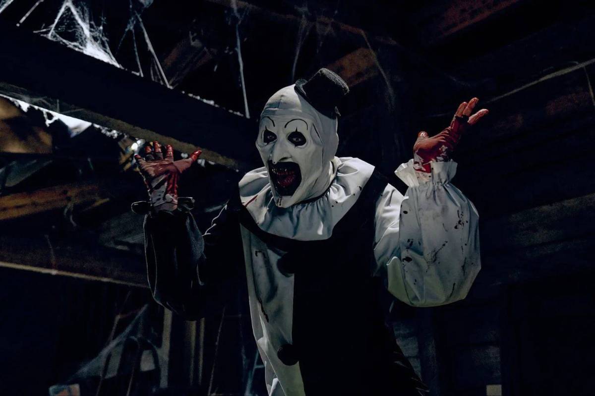 O diretor Damien Leone planeja encerrar a franquia *Terrifier* com um quarto filme, concluindo a história do vilão Art, o Palhaço. *Terrifier 3*, já lançado em alguns países, teve boa bilheteria e crítica. A estreia no Brasil está próxima, e um possível quarto filme mantém os fãs em expectativa. (50 palavras)