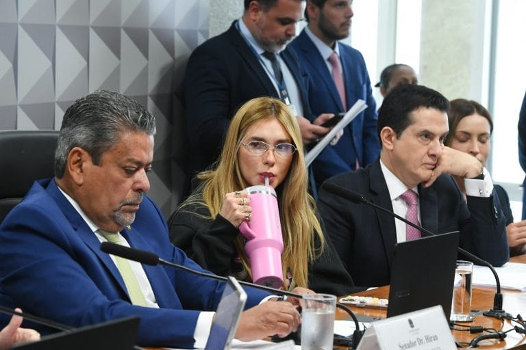 Virginia na CPI das Bets: moletom, cosméticos e respostas rápidas