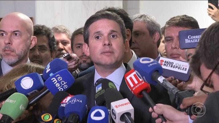 Hugo Motta desafia STF e agrada oposição com votação polêmica