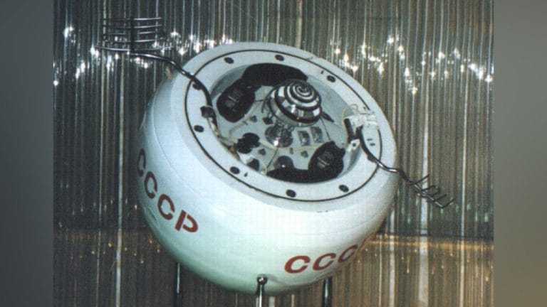 Sonda soviética retorna à Terra após 53 anos e cai no oceano