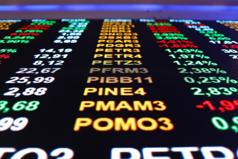 Ibovespa bate recorde e dólar cai com otimismo no mercado