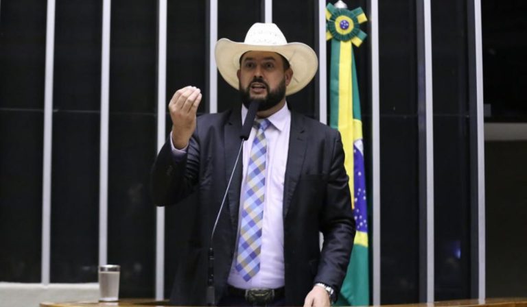 Zé Trovão causa polêmica com frase vulgar em votação no Congresso
