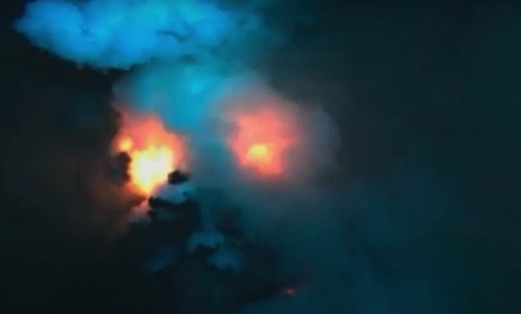 Cientistas registram erupção vulcânica ativa no fundo do oceano