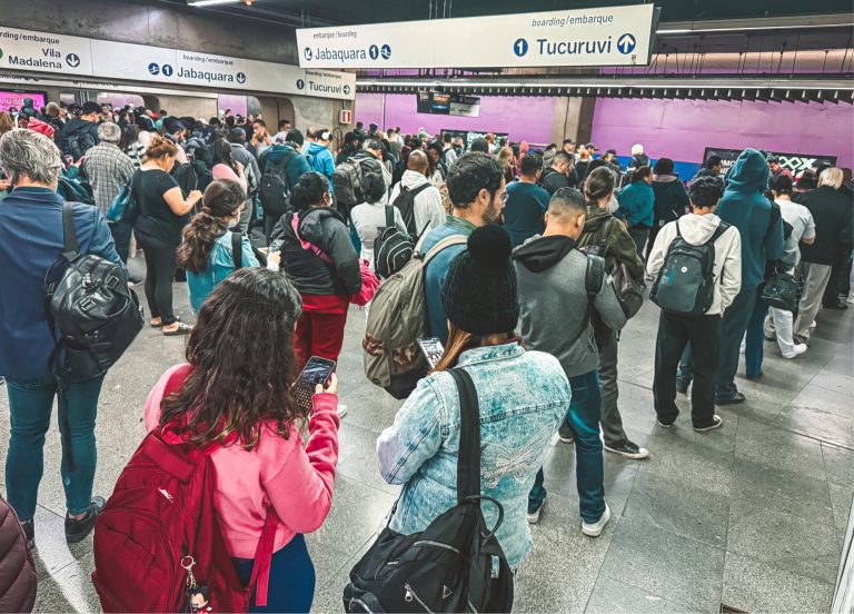 Falha no metrô causa lentidão em três linhas e lota plataformas