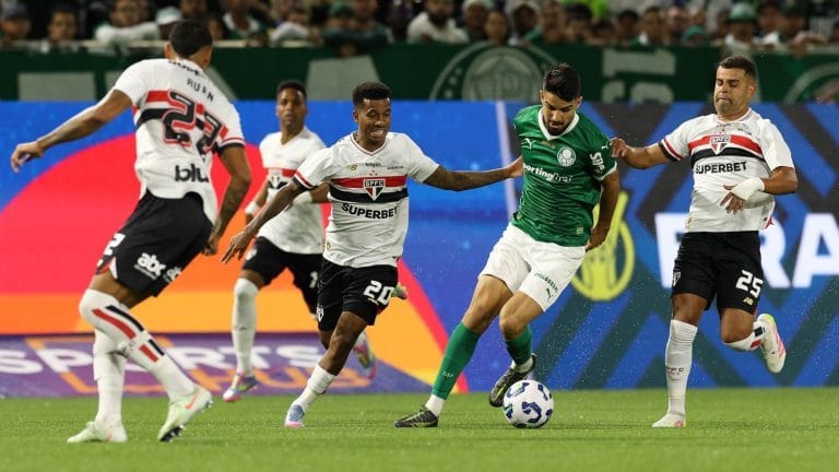 Vitor Roque decide, Palmeiras vence São Paulo e lidera Brasileirão