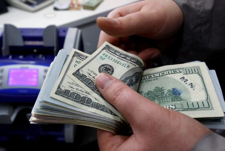 Dólar cai para R$ 5,65 com negociação EUA-China; Ibovespa sobe