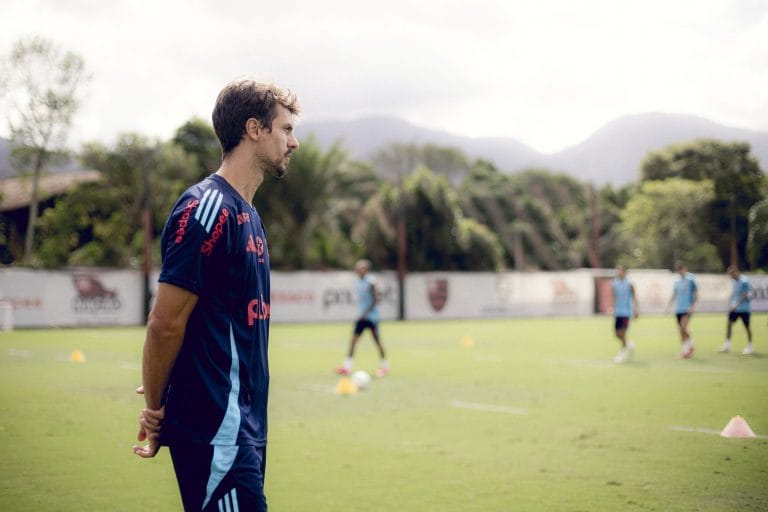 Rodrigo Caio retorna ao Flamengo como auxiliar técnico