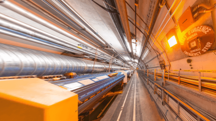 Grande Colisor de Hádrons (LHC) em operação na CERN