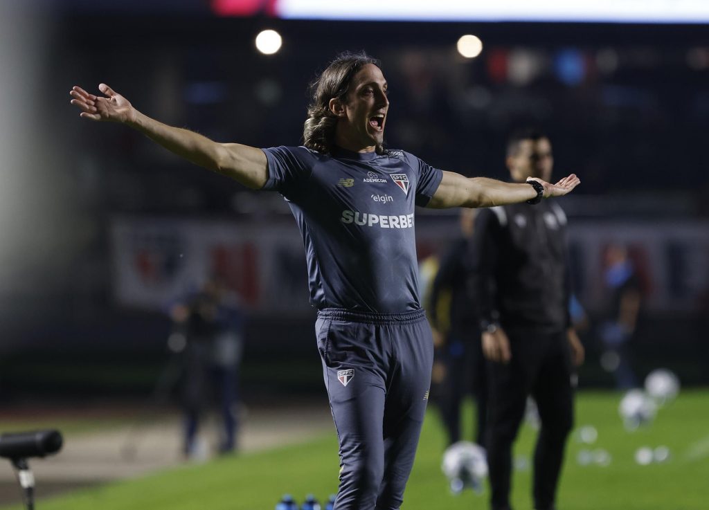 São Paulo anuncia saída de Zubeldía e mira Hernán Crespo como substituto
