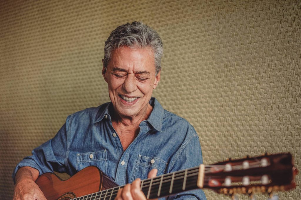 Chico Buarque passa por cirurgia para pressão intracraniana