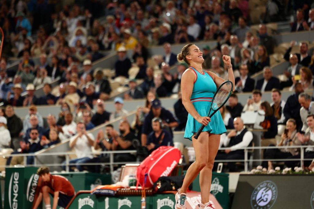 Sabalenka vence Swiatek e avança à final de Roland Garros